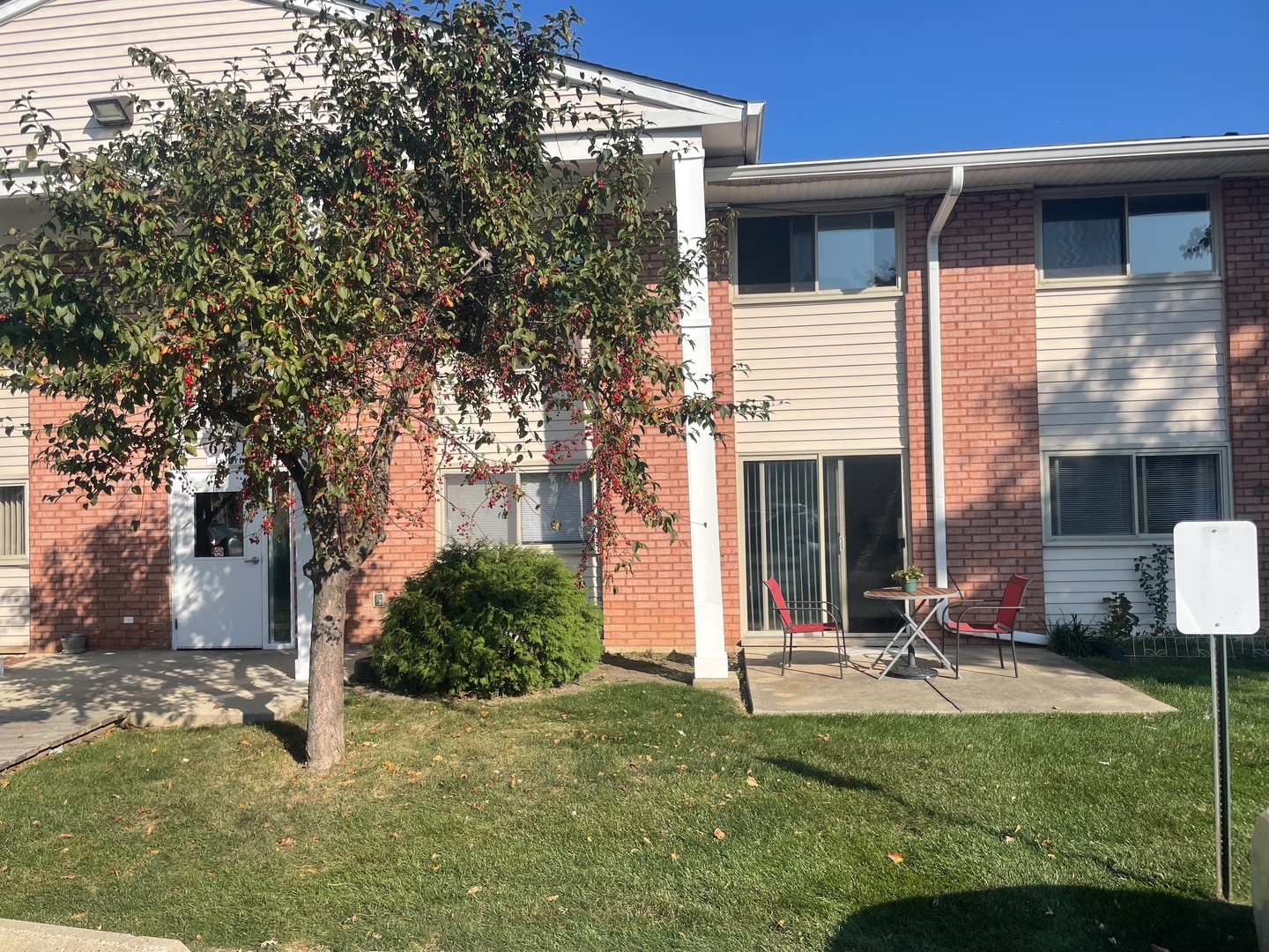 Property Photo:  673 E Fullerton Avenue 103  IL 60139 