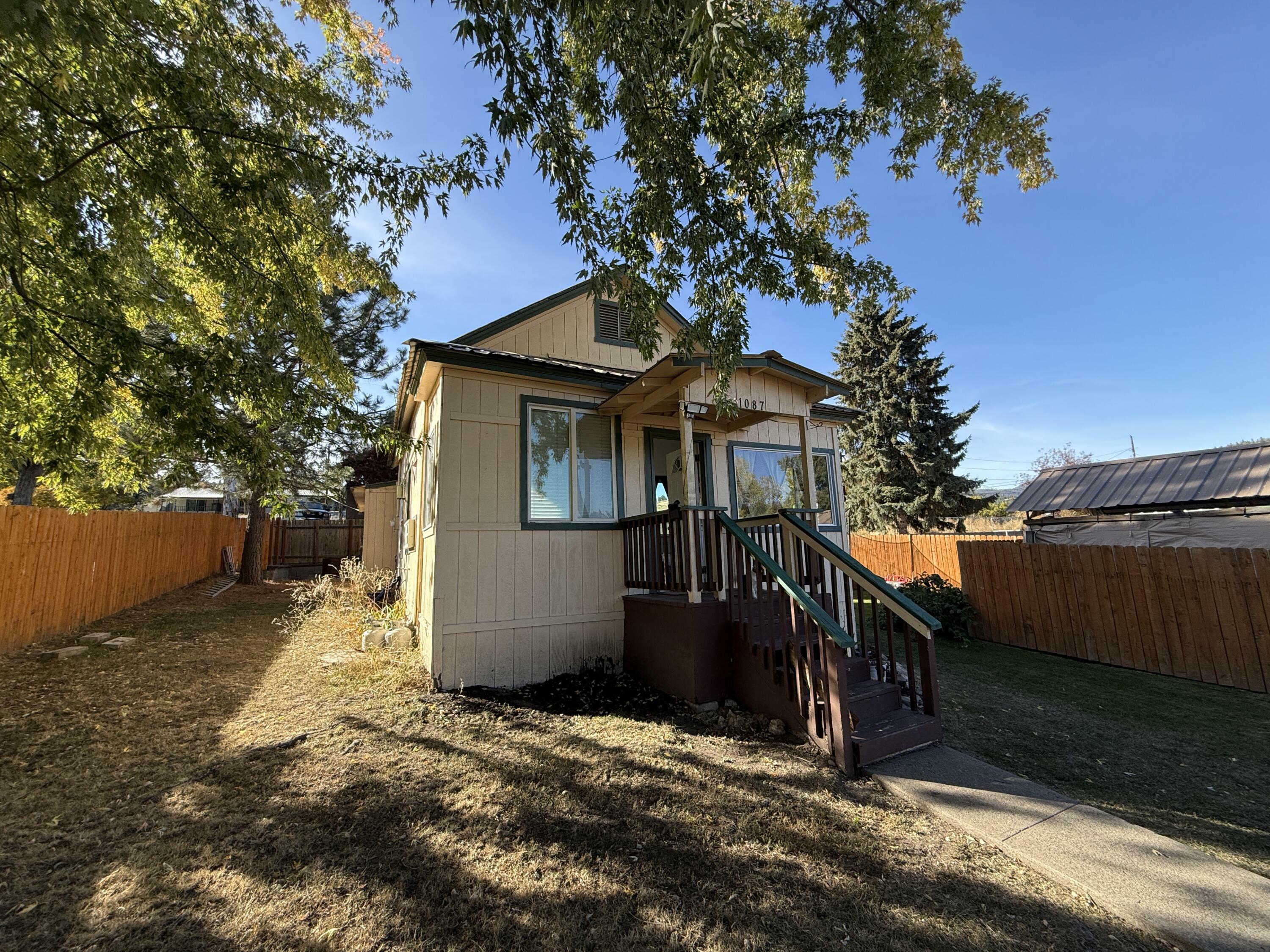 Property Photo:  1087 S Portland St  WA 99166 