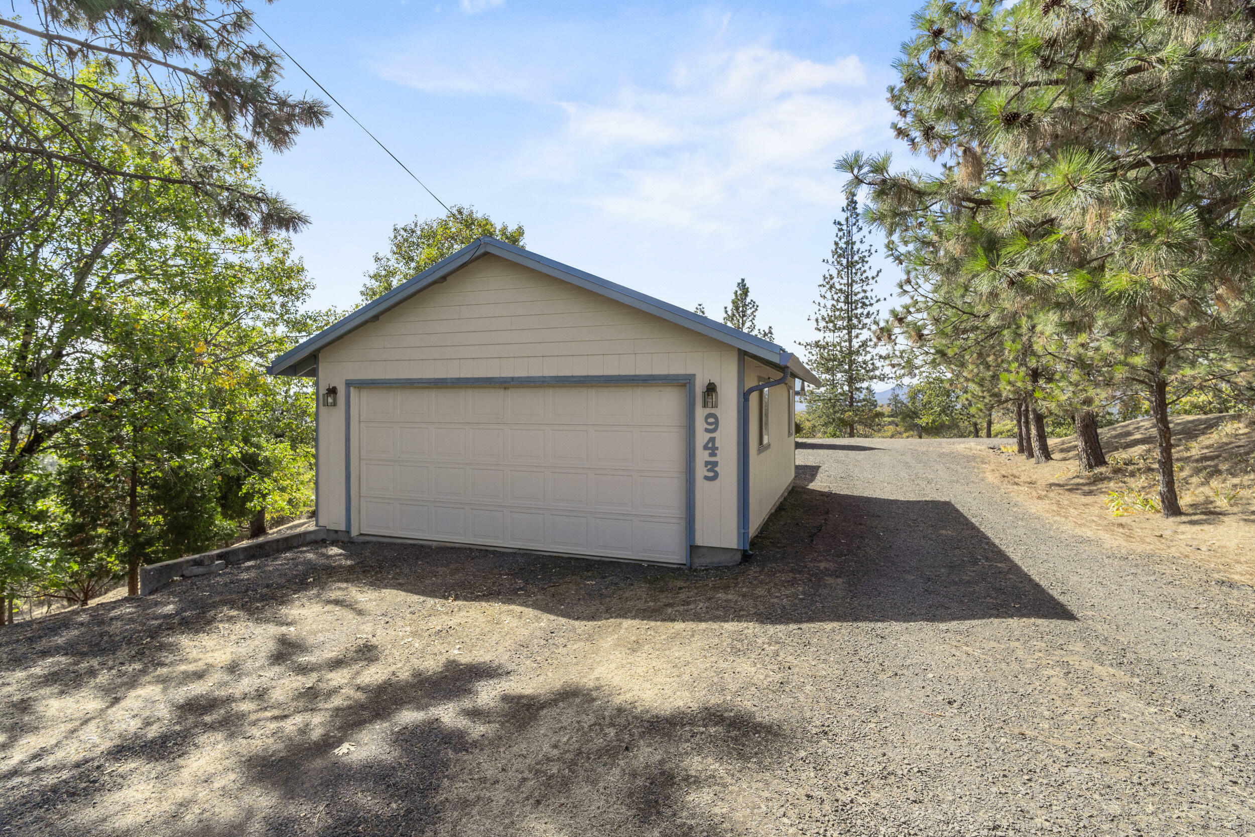 Property Photo:  943 Leafwood Drive  OR 97524 