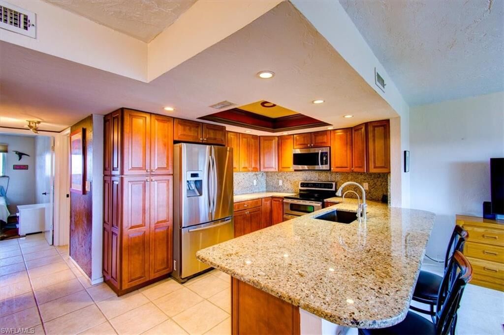 Property Photo:  4906 Victoria Dr 413  FL 33904 