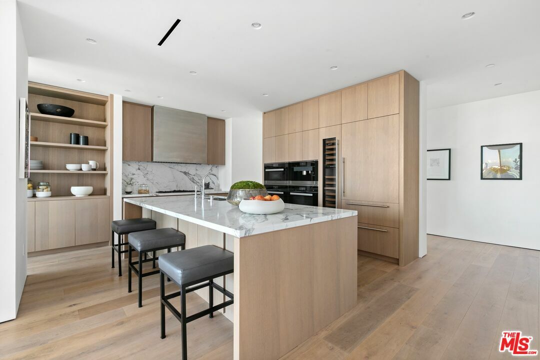 Property Photo:  8899 Beverly Blvd 5D  CA 90048 