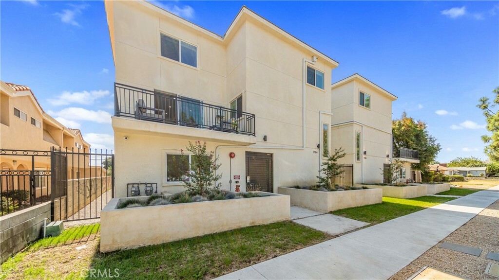 Property Photo:  17158 Chatsworth Street 2  CA 91344 