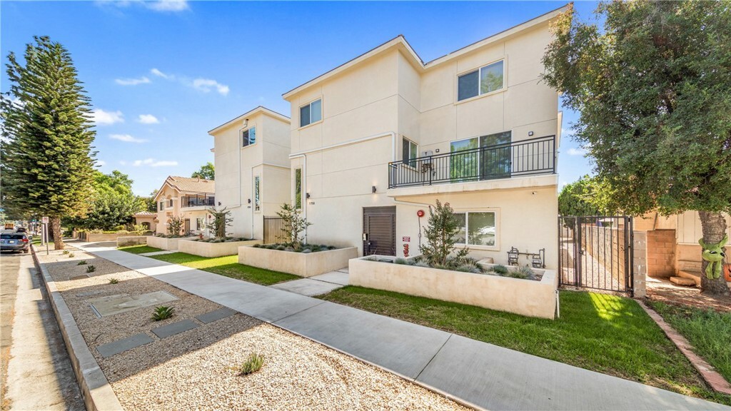 Property Photo:  17154 Chatsworth Street 4  CA 91344 