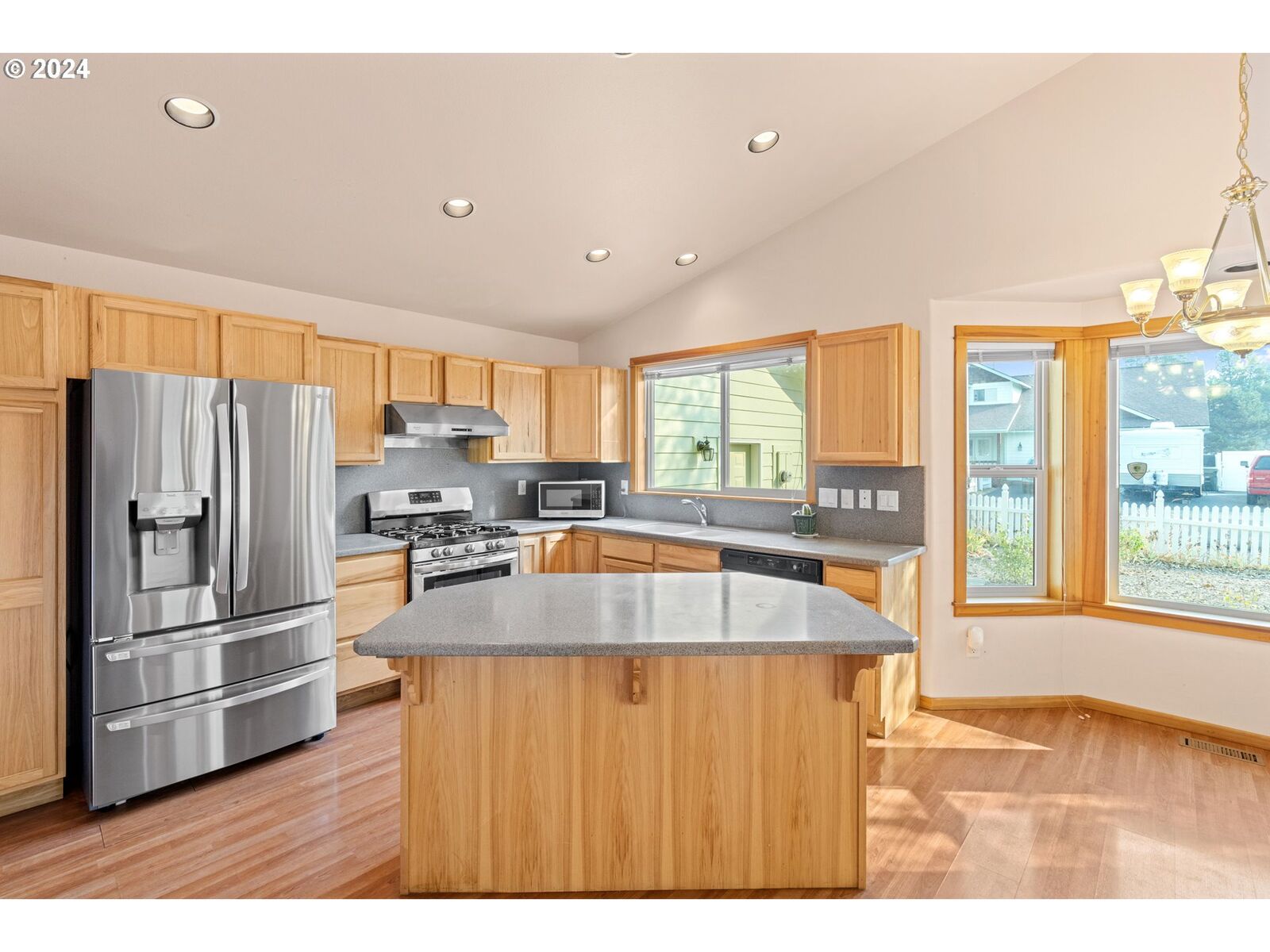 Property Photo:  16696 Oakridge Pl  OR 97739 