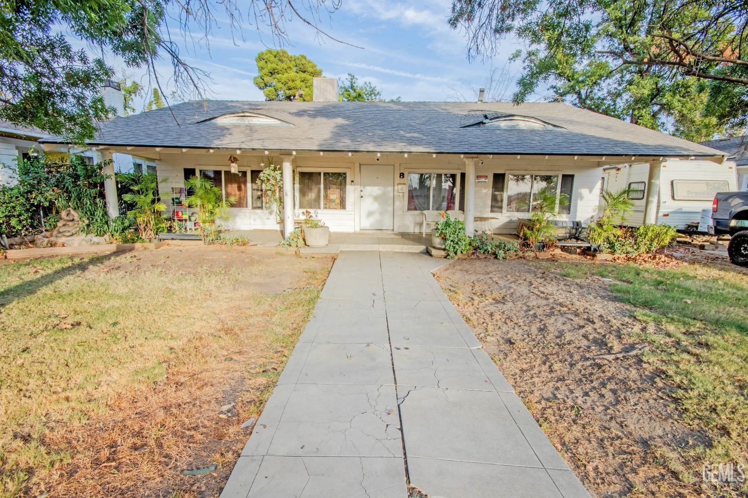 Property Photo: 8 Oleander Avenue CA 93304