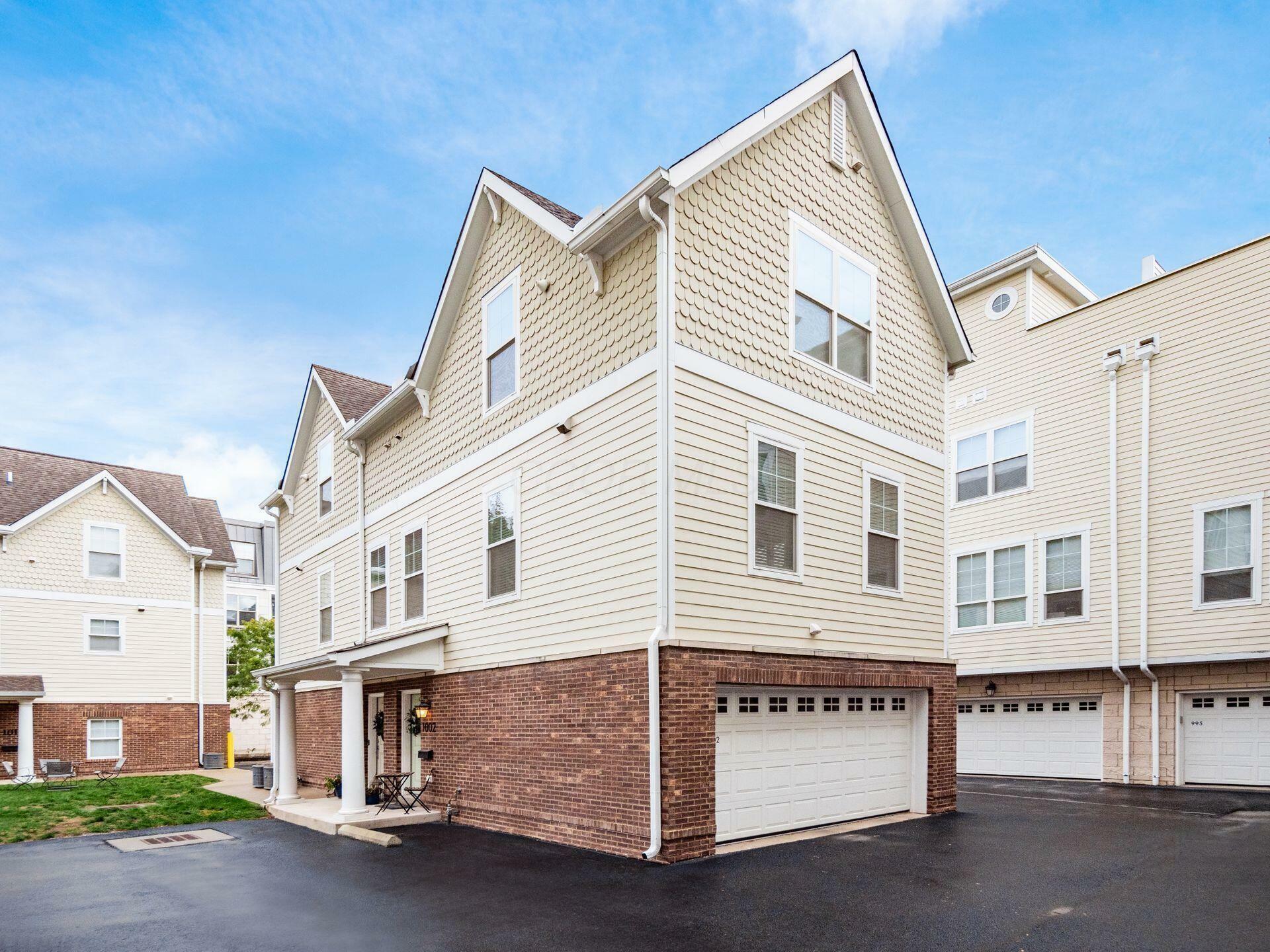 Property Photo: 1002 Ewing Alley OH 43201