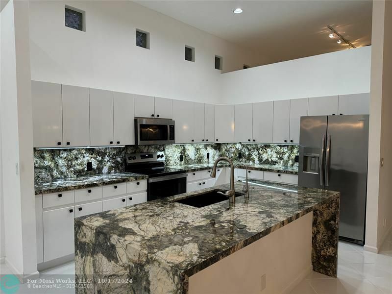 Property Photo:  1161 W Bel Aire Dr  FL 33027 