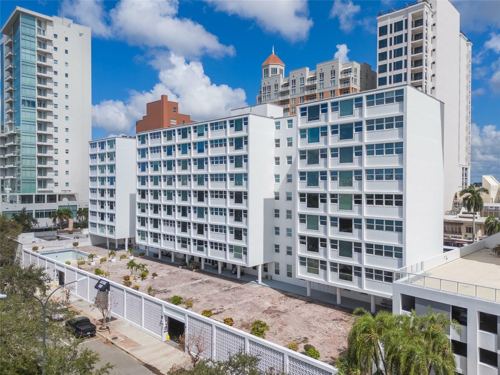 Property Photo:  33 S Gulfstream Avenue 1007  FL 34236 