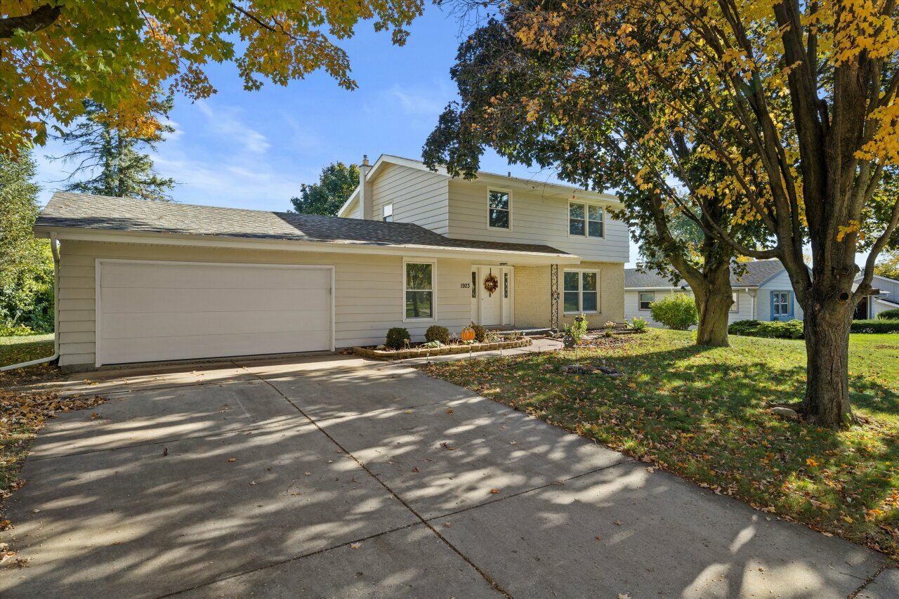 Property Photo:  1923 Sunnyside Dr  WI 53186 