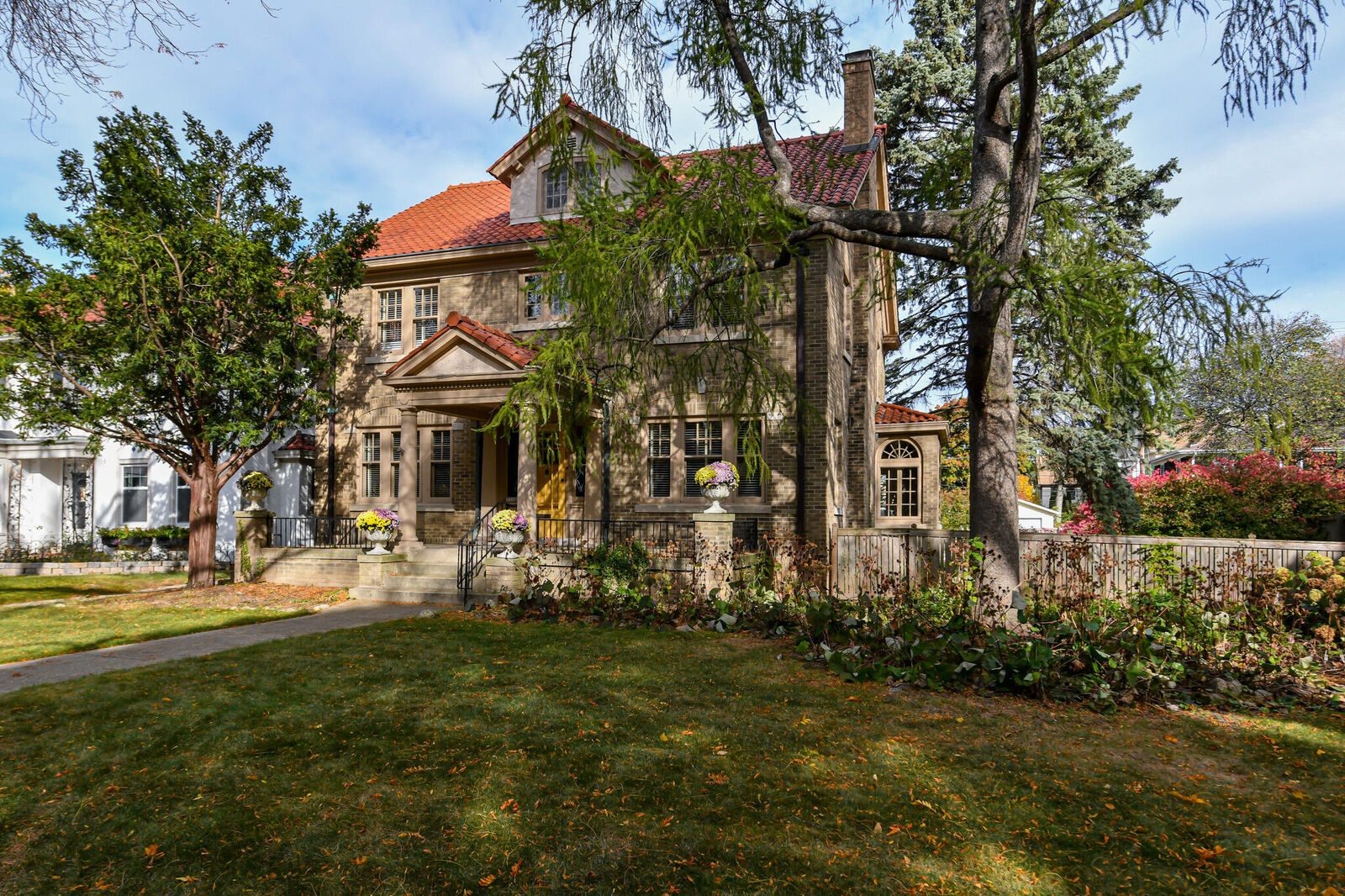 Property Photo:  2316 E Newberry Blvd  WI 53211 