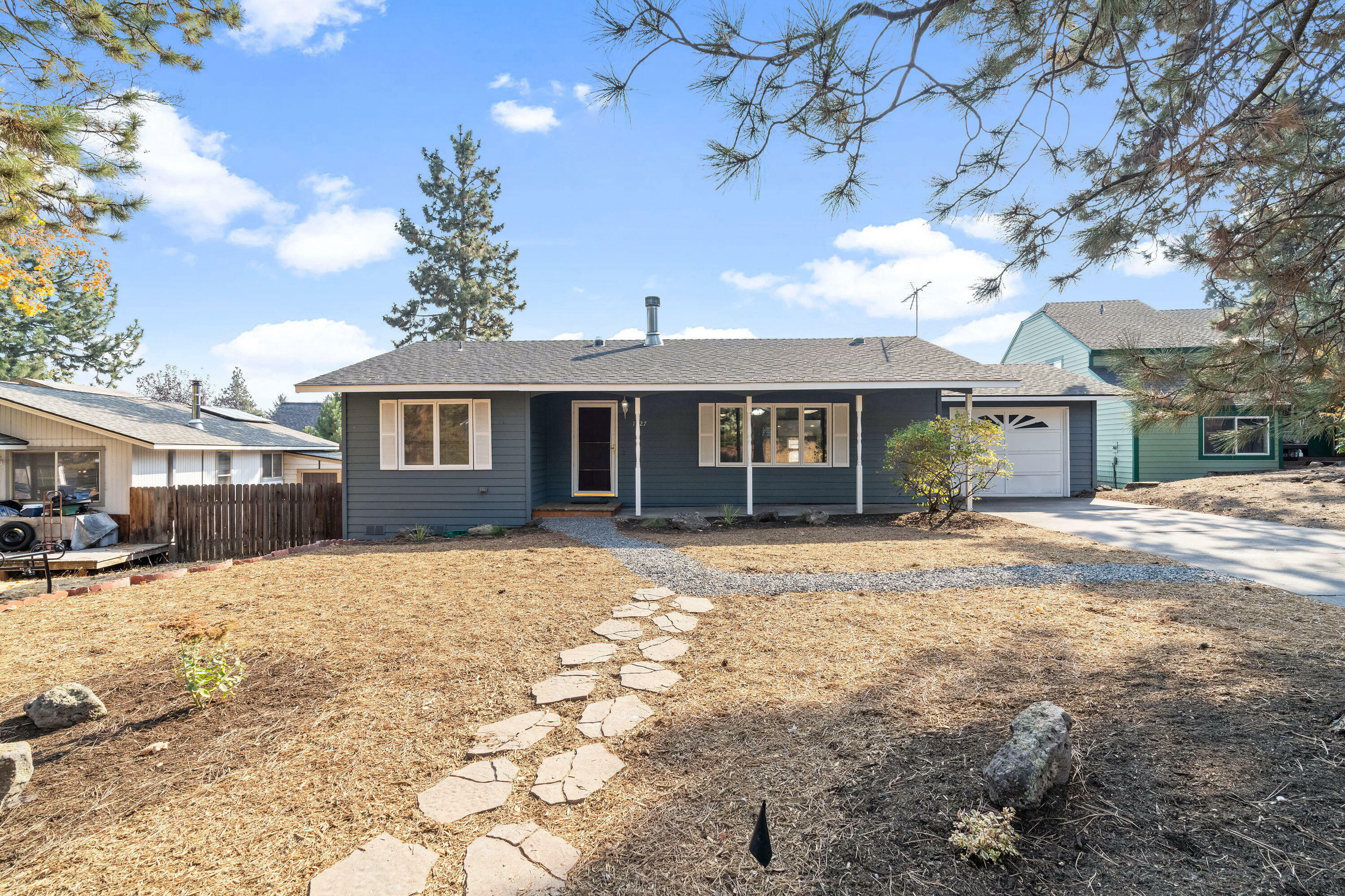 Property Photo:  1227 NE Noe Street  OR 97701 