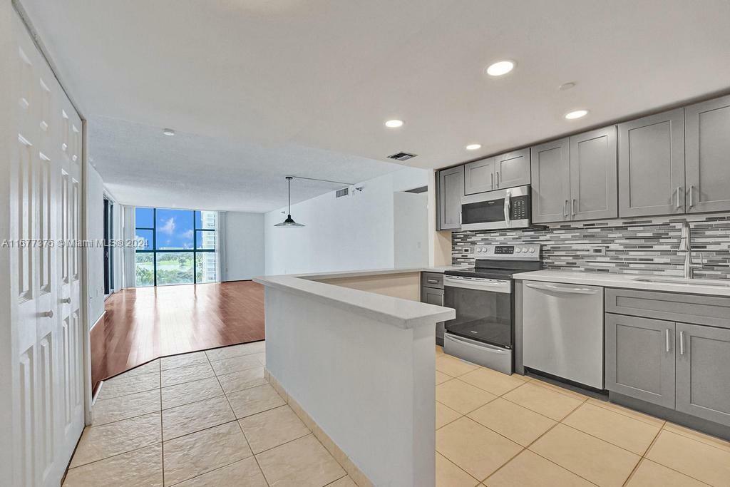 Property Photo:  20505 E Country Club Dr 938  FL 33180 