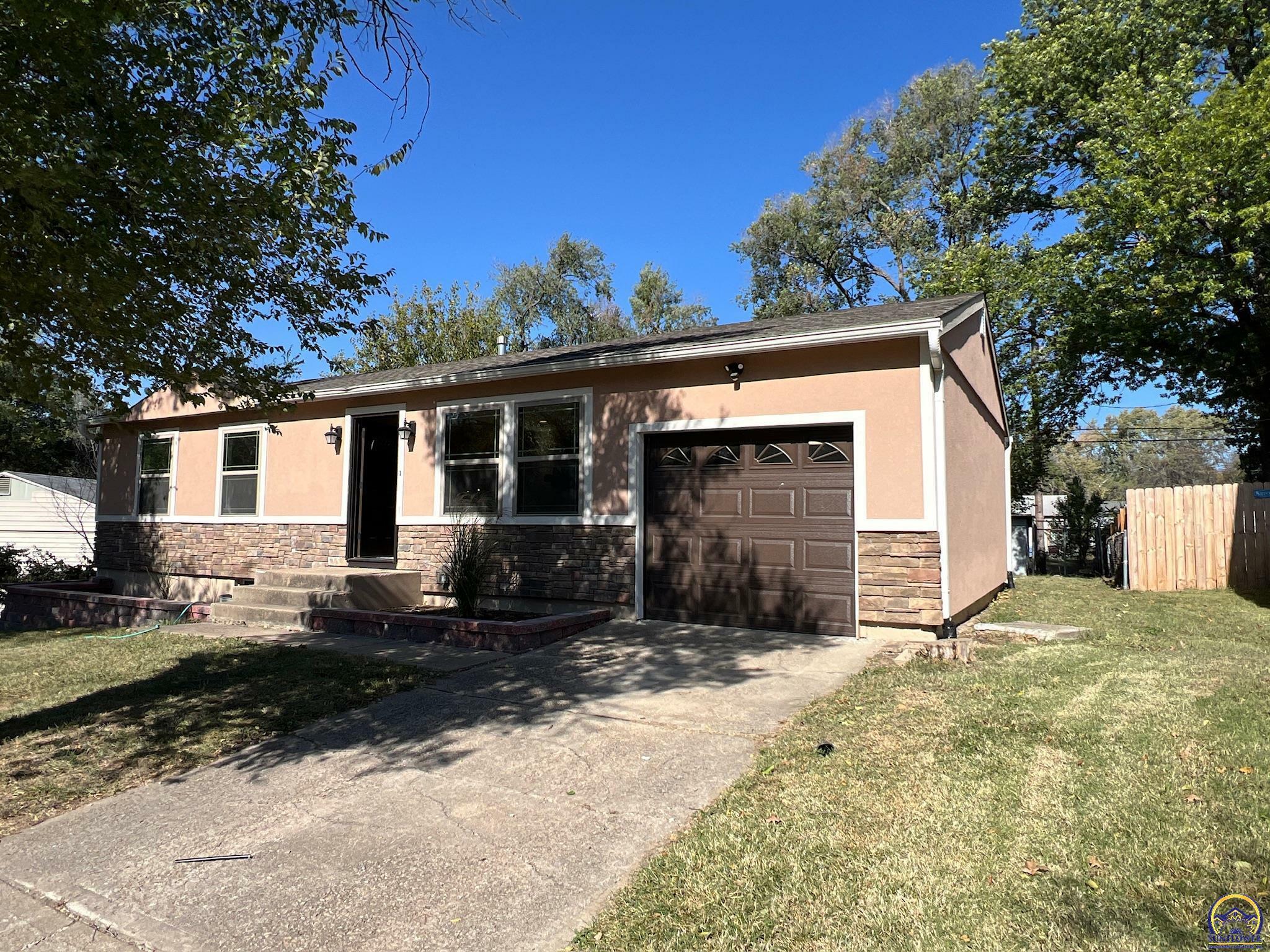 Property Photo:  1008 SE 36th St  KS 66605 