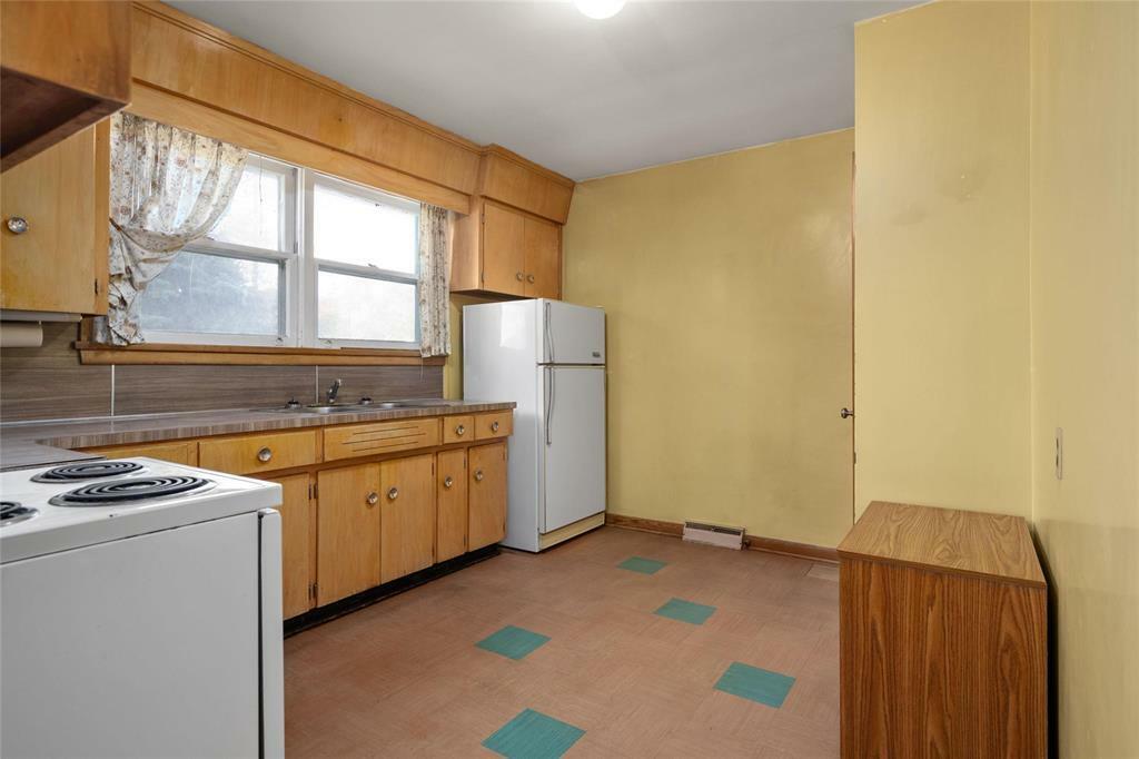 Property Photo:  1675 Selkirk Avenue  MB R2X 0E7 