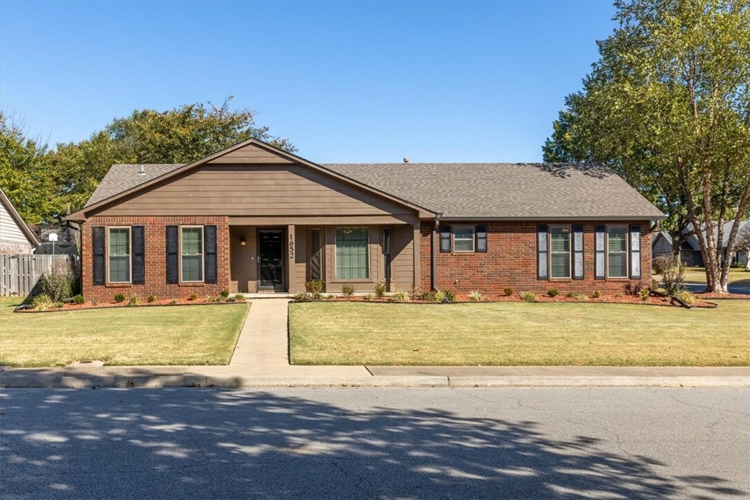 1652 Thornhill Drive  Fayetteville AR 72703 photo