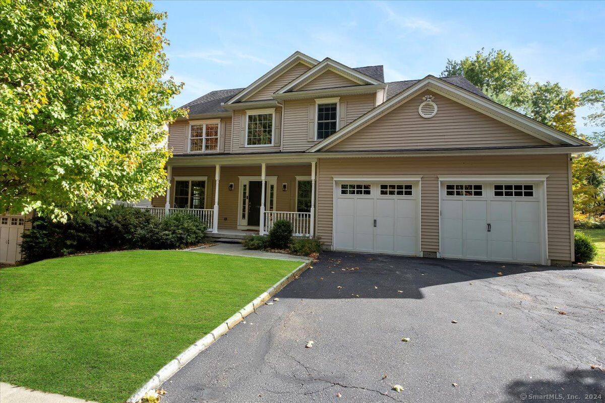 Property Photo:  1 Blackstone Court 1  CT 06811 
