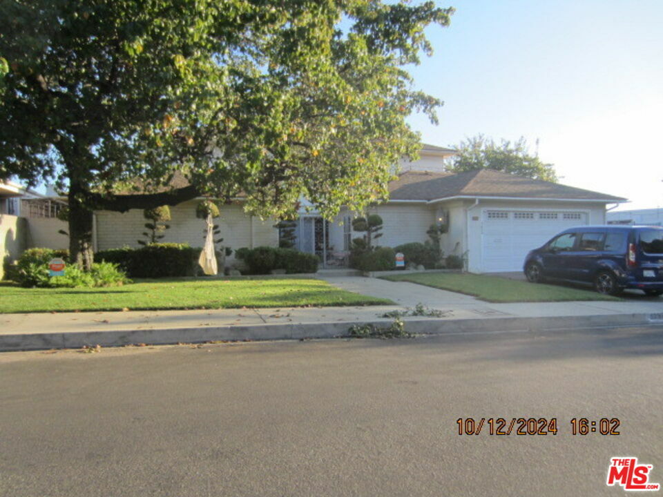 Property Photo:  5230   Los Caballeros Way  CA 90027 