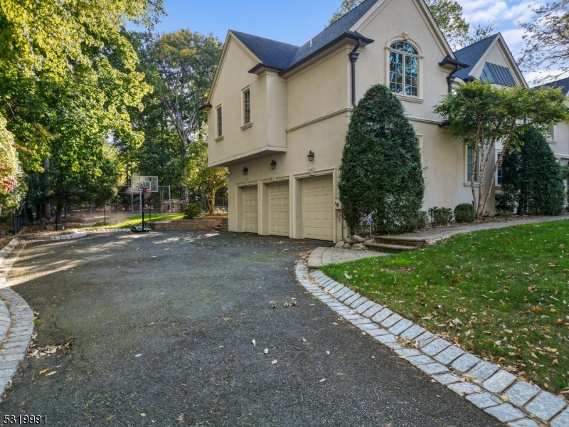 Property Photo:  8 Canterbury Ct  NJ 07458 