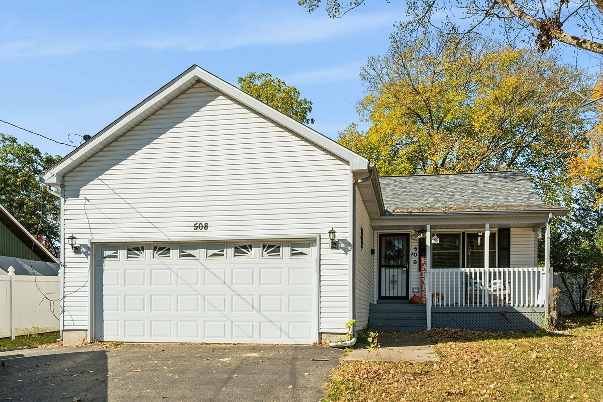 Property Photo:  508 S Buchanan Street  IL 60481 