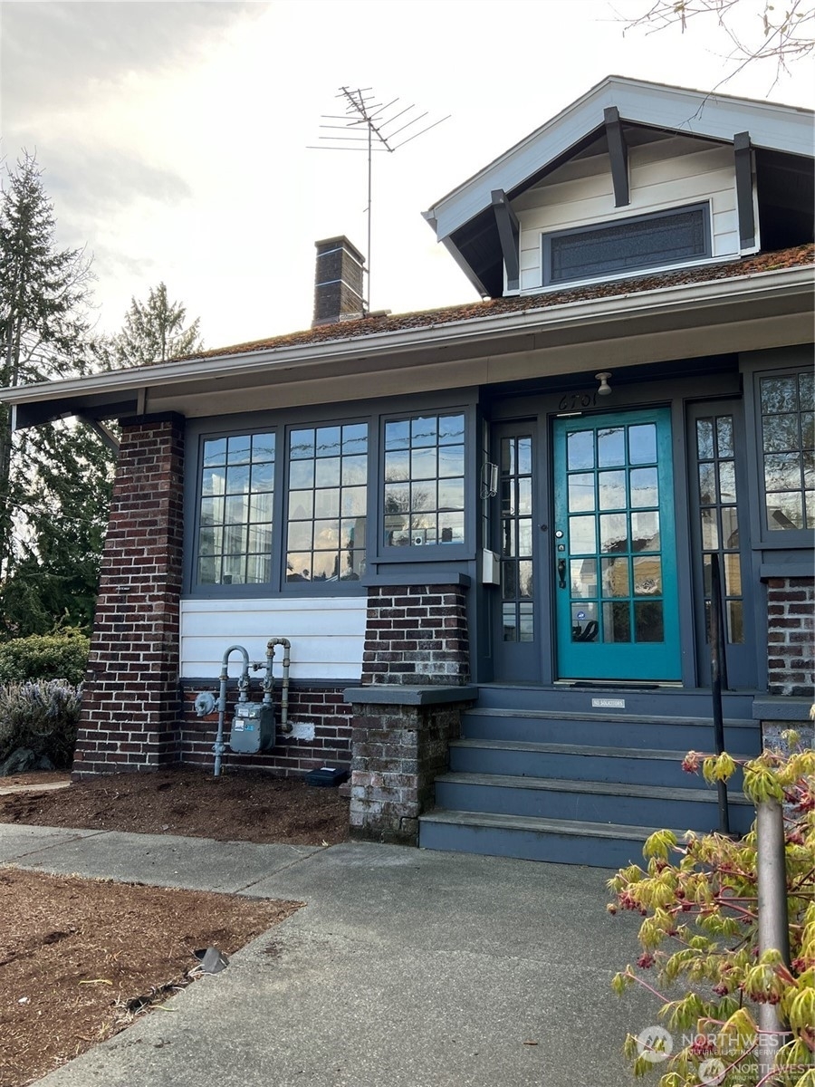 Property Photo:  6701 Palatine Avenue N  WA 98103 