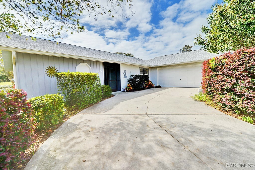 Property Photo:  90 E Falconry Court  FL 34442 