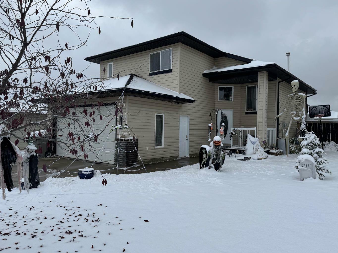 Property Photo:  8810 113 Avenue  AB T8X 1S2 