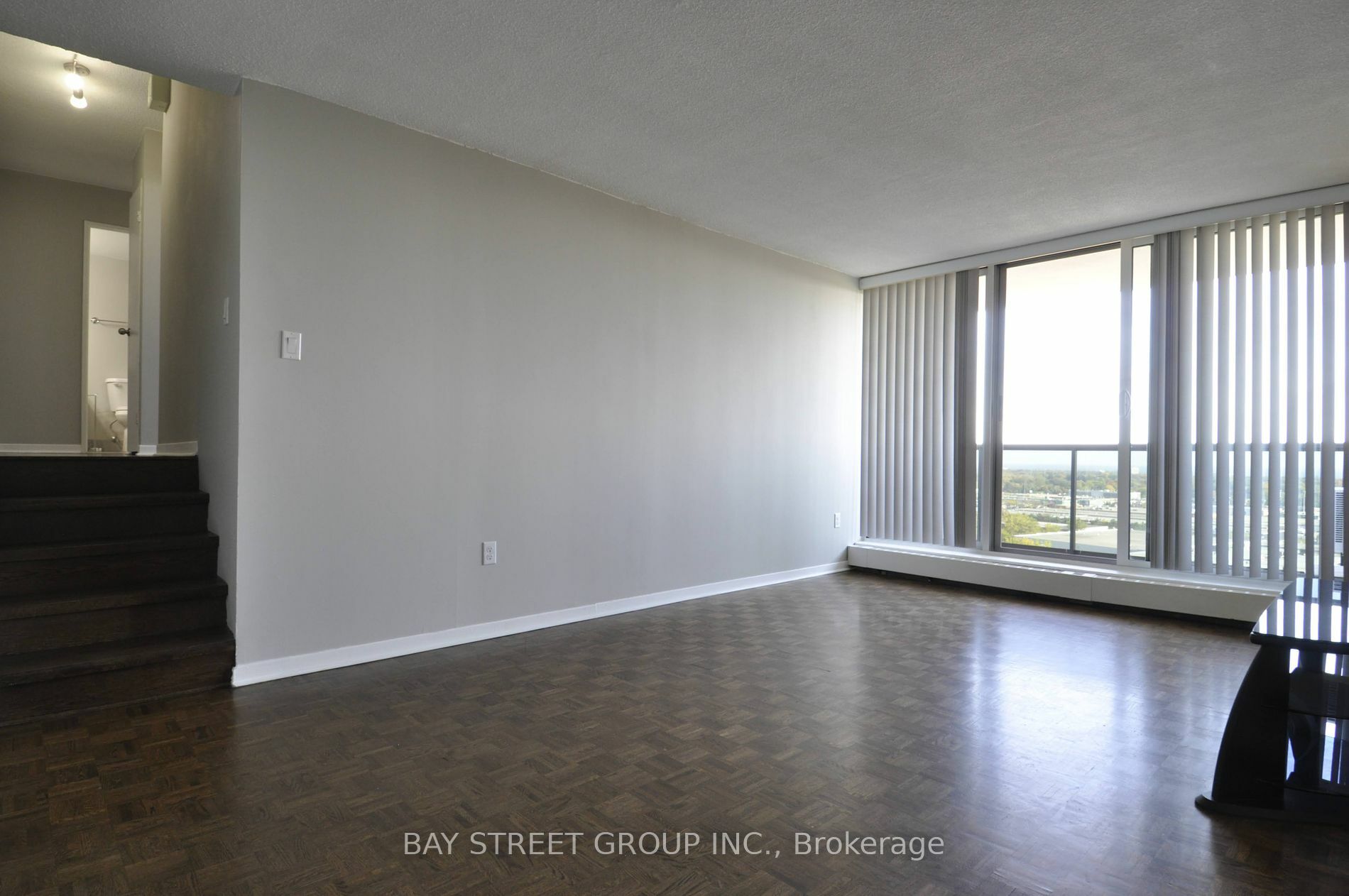 Property Photo:  530 Lolita Gdns 1806  ON L5A 3T2 