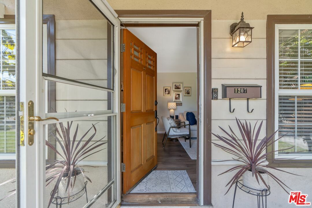 Property Photo:  1207  N Brighton St  CA 91506 