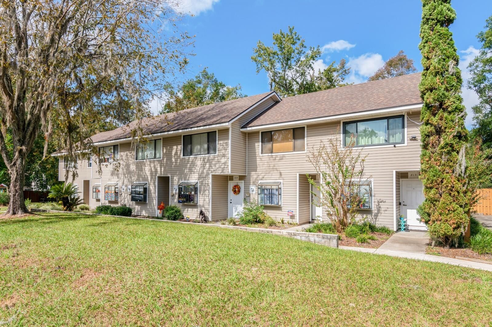 Property Photo:  809 SW 60th Terrace  FL 32607 