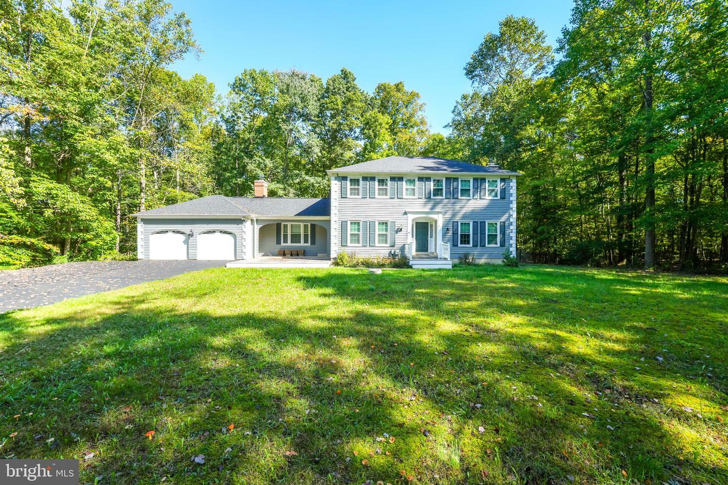 Property Photo:  4910 Stonehurst Drive  VA 22192 