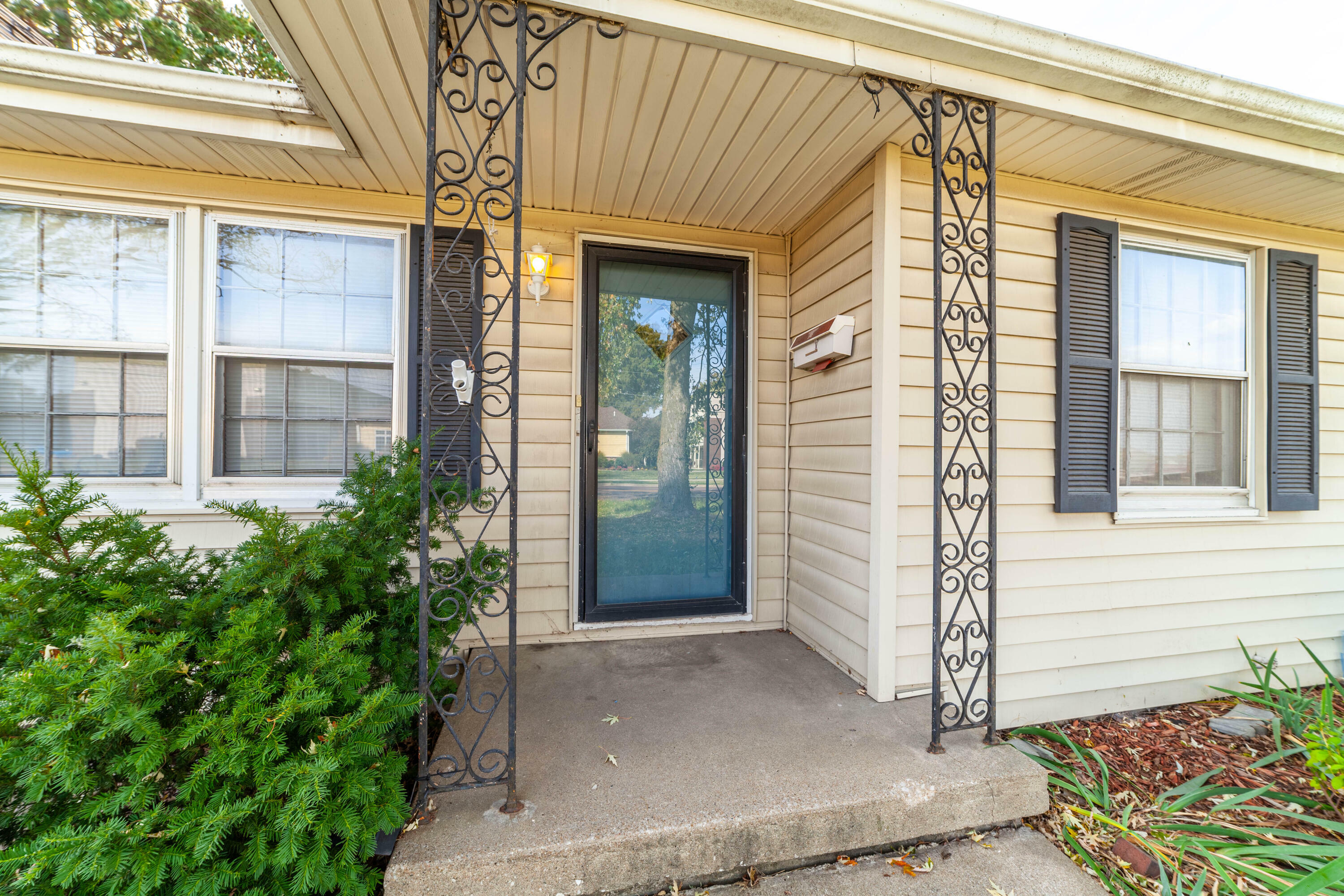 Property Photo:  2402 W Broadway  MO 65203 