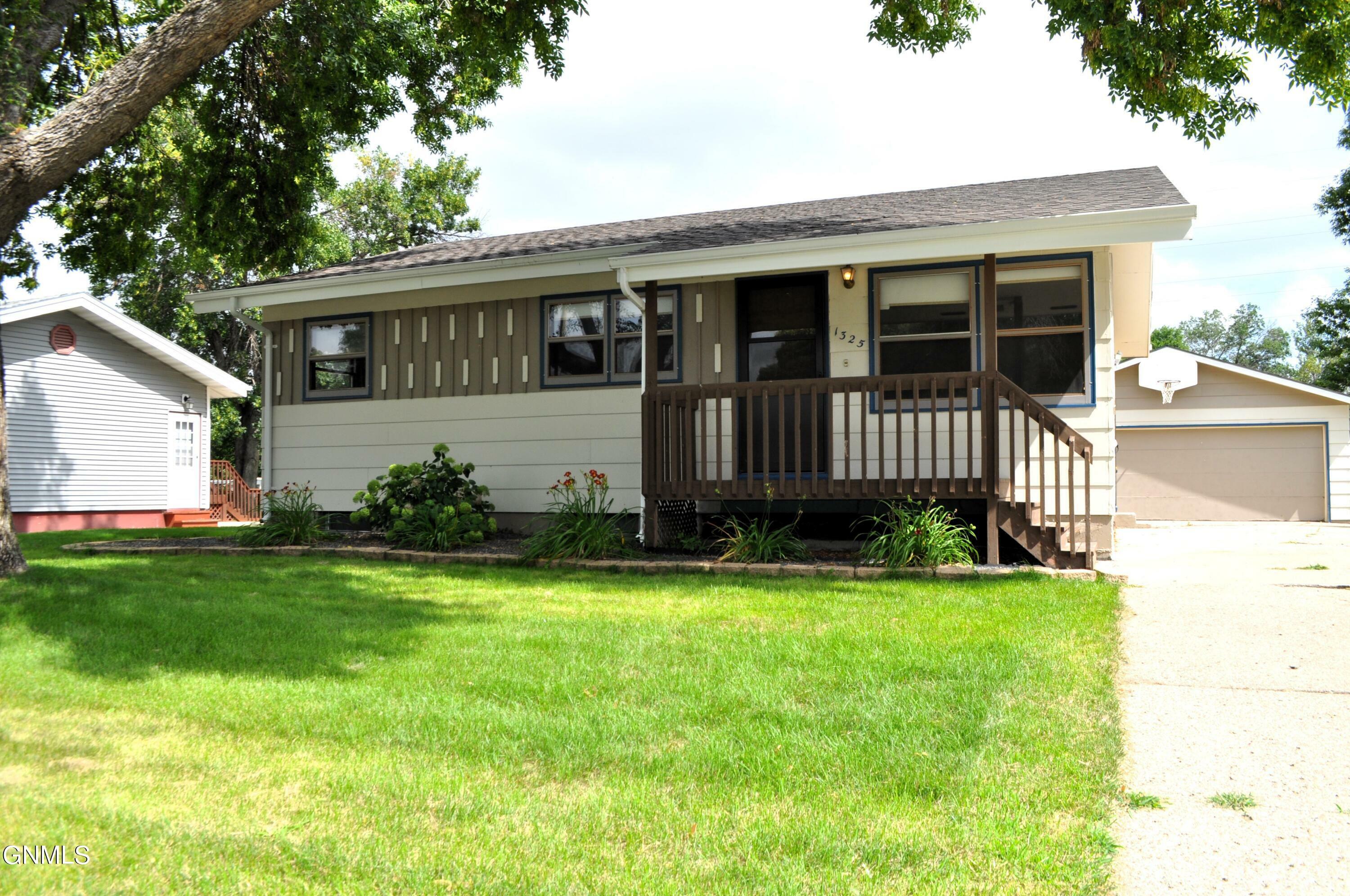 Property Photo:  1325 Richmond Drive  ND 58504 