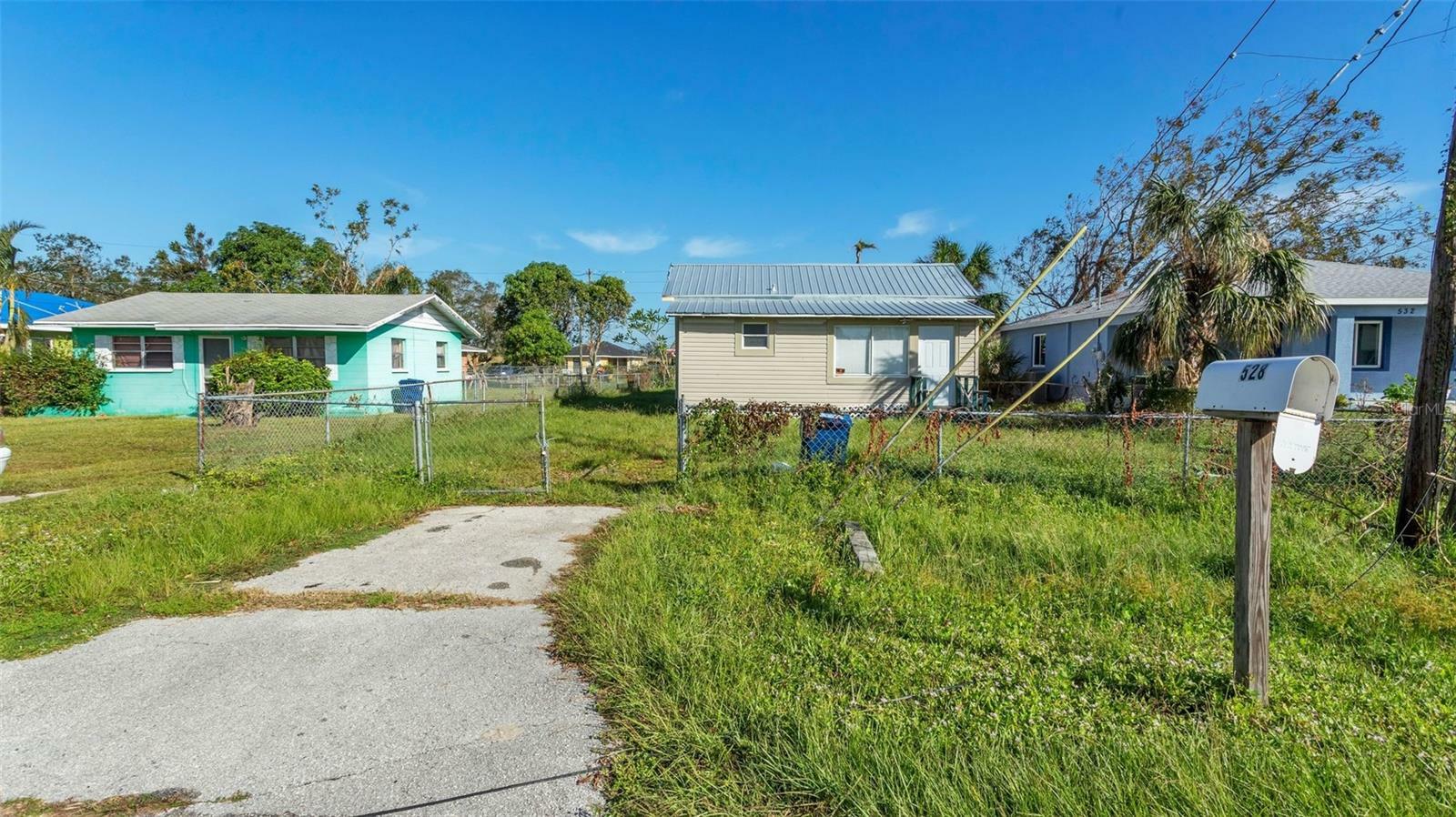 Property Photo:  528 29th Street E  FL 34221 