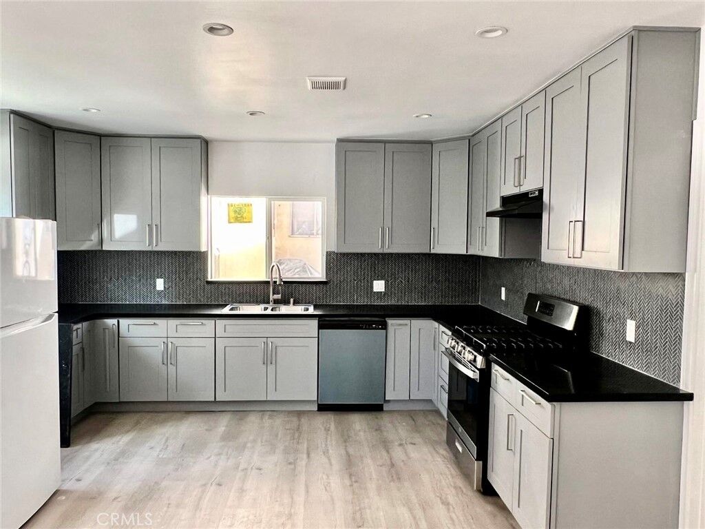 Property Photo:  736 E 74th Street 3/4  CA 90001 