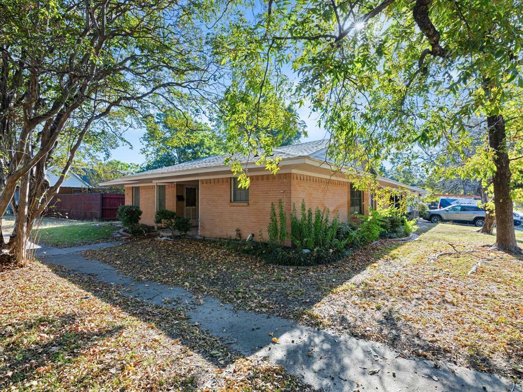 Property Photo:  409 W Crockett Street  TX 75119 