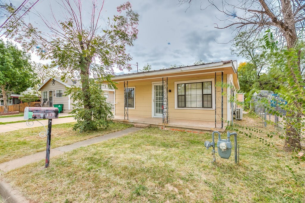 Property Photo:  313 W Ave W  TX 76903 