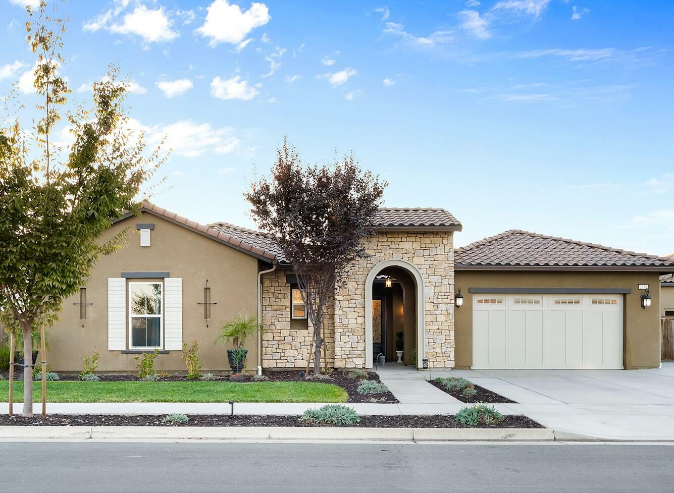 Property Photo:  2633 N Silvervale Street  CA 93291 