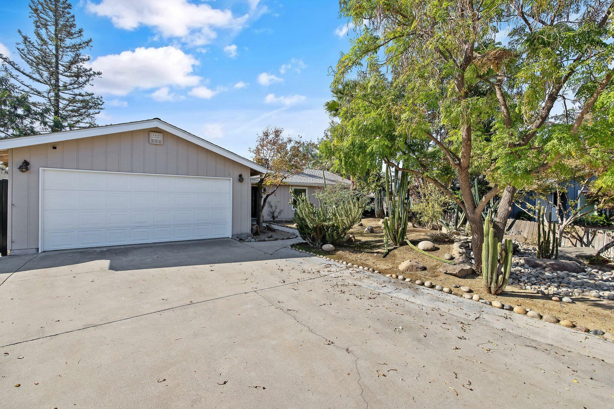 Property Photo:  919 W Dorothea Avenue  CA 93277 