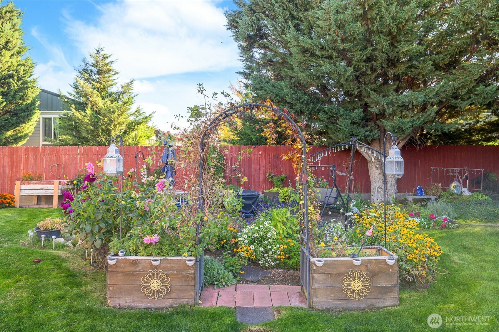 Property Photo: 526 S 40th Ave D 109 WA 99353