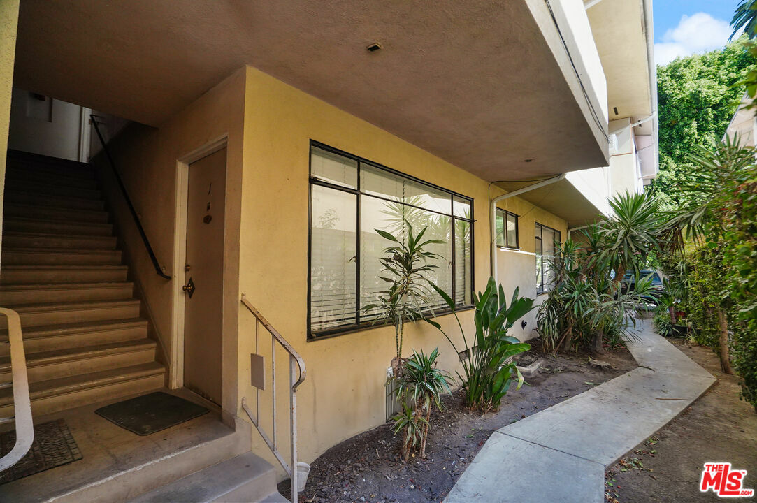 Property Photo:  849 S Bedford St 2  CA 90035 