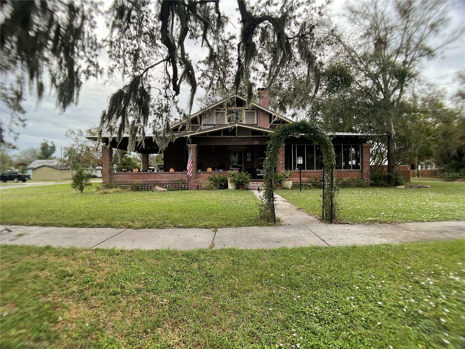 Property Photo:  201 N Dade Avenue  FL 34266 