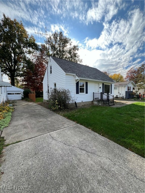 Property Photo:  1385 Westwood Drive NW  OH 44485 