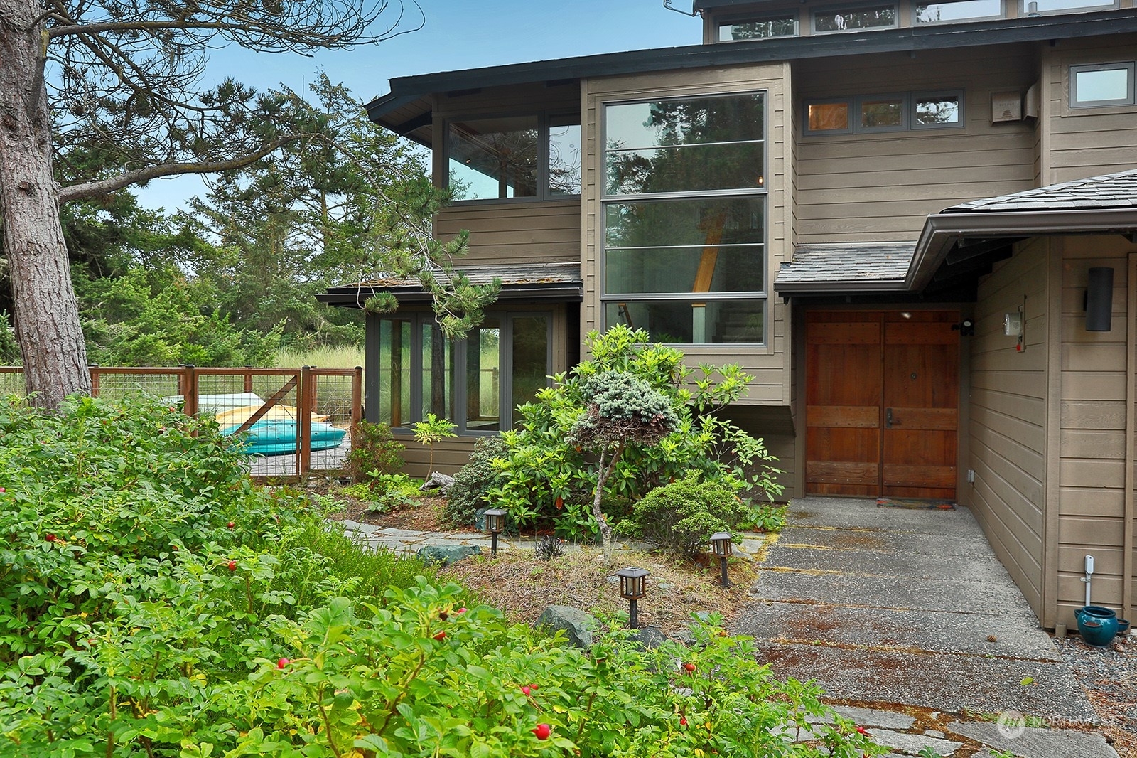 Property Photo:  4927 Surfcrest Drive  WA 98277 