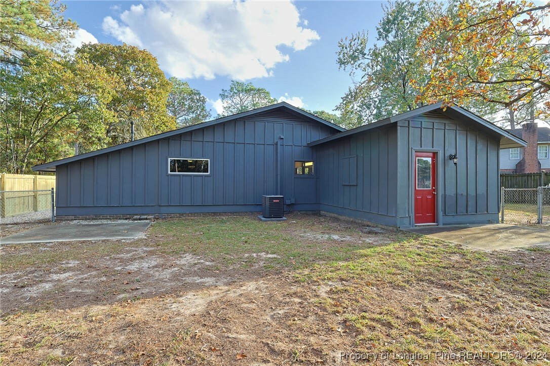 Property Photo:  5906 Lakeridge Drive  NC 28304 