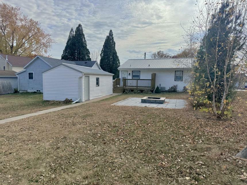 Property Photo:  221 Lincoln Dr NE  IA 50662 