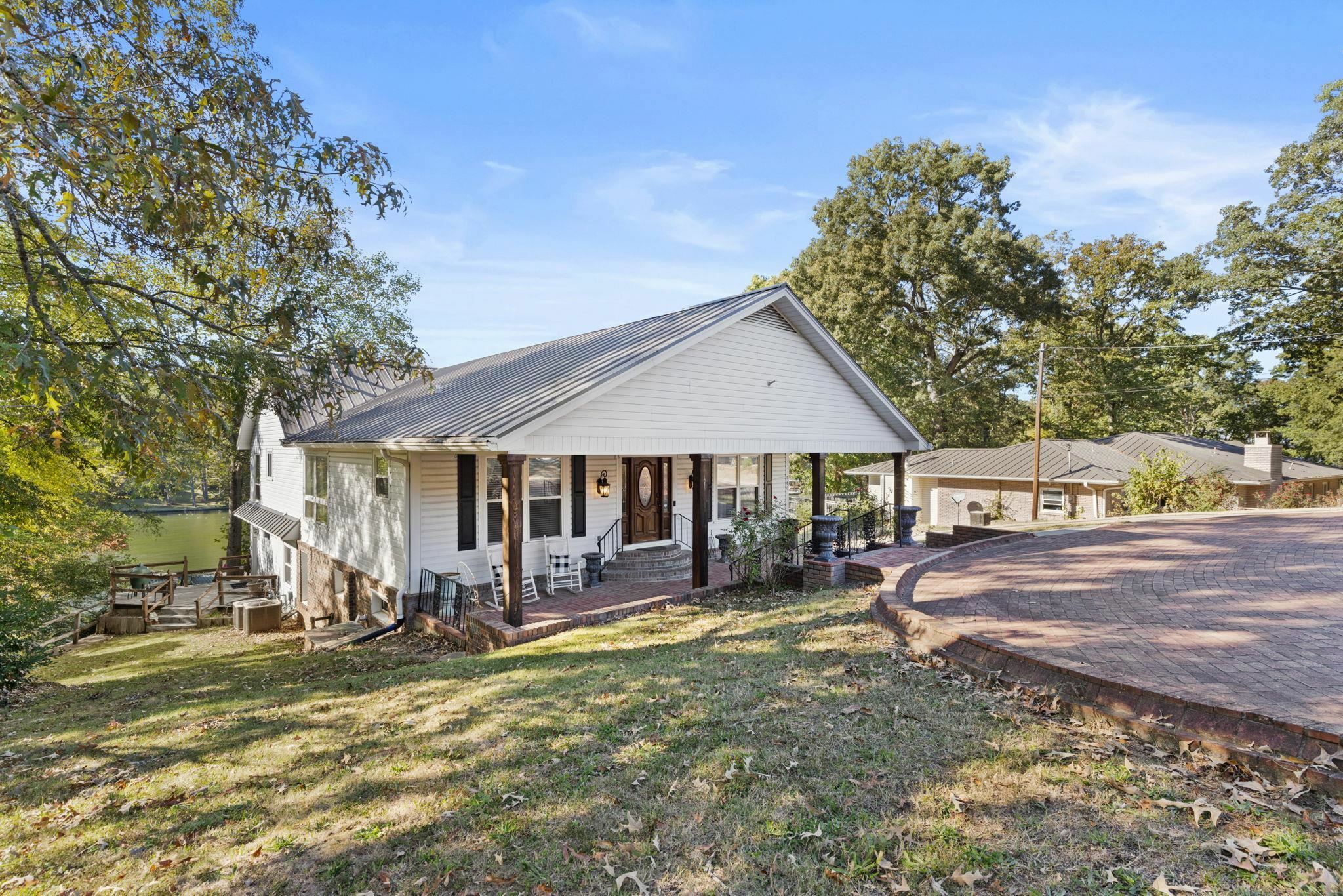 Property Photo:  360 Sycamore Dr  AL 35661 - MUSCLE S 