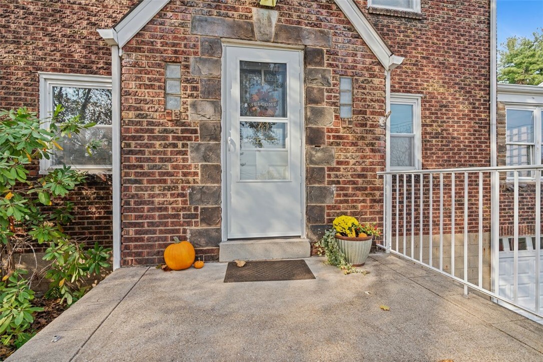 Property Photo:  910 Commonwealth Ave  PA 15122 