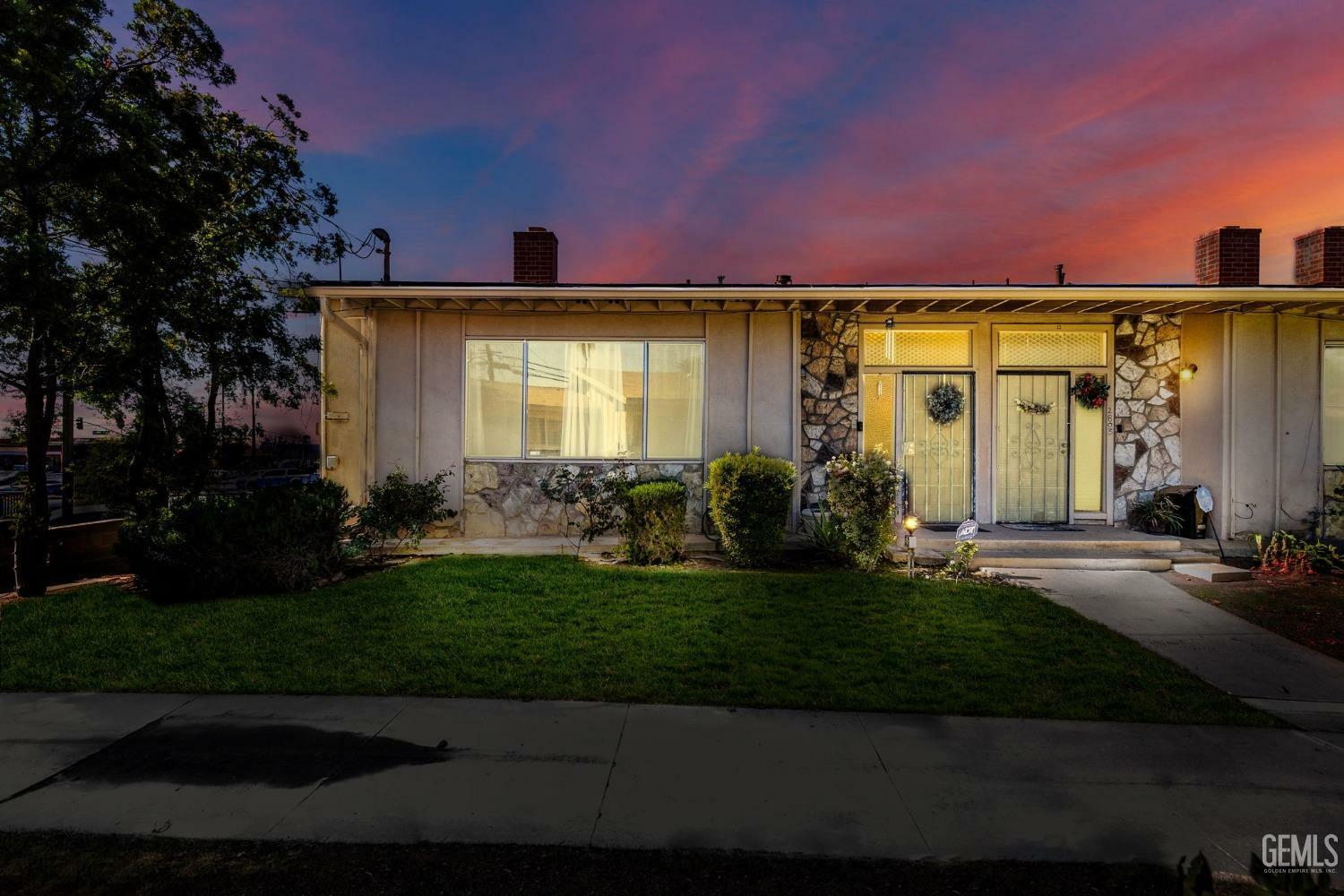 Property Photo:  2801 Oswell Street  CA 93306 