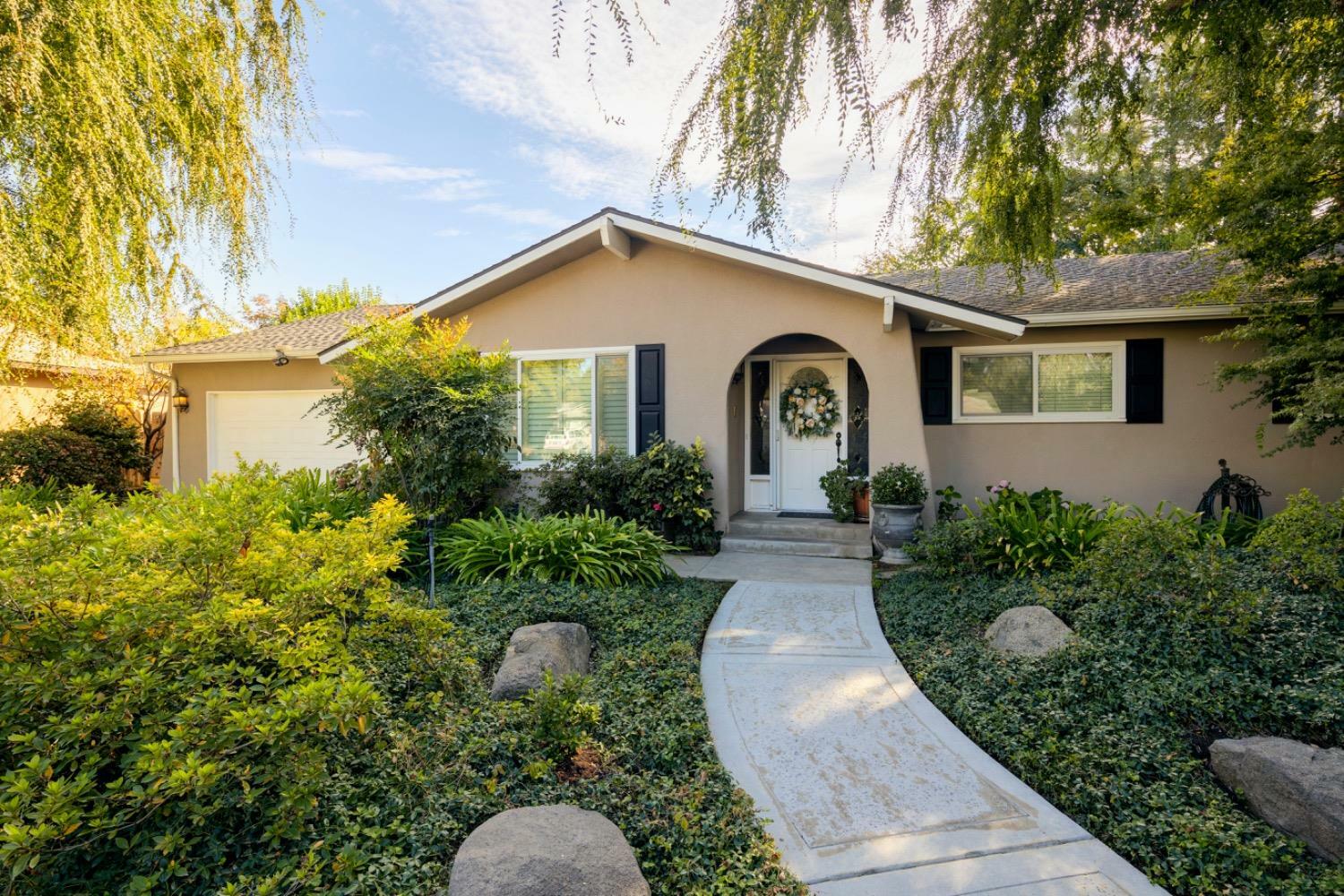 Property Photo:  2091 W Palo Alto Avenue  CA 93711 