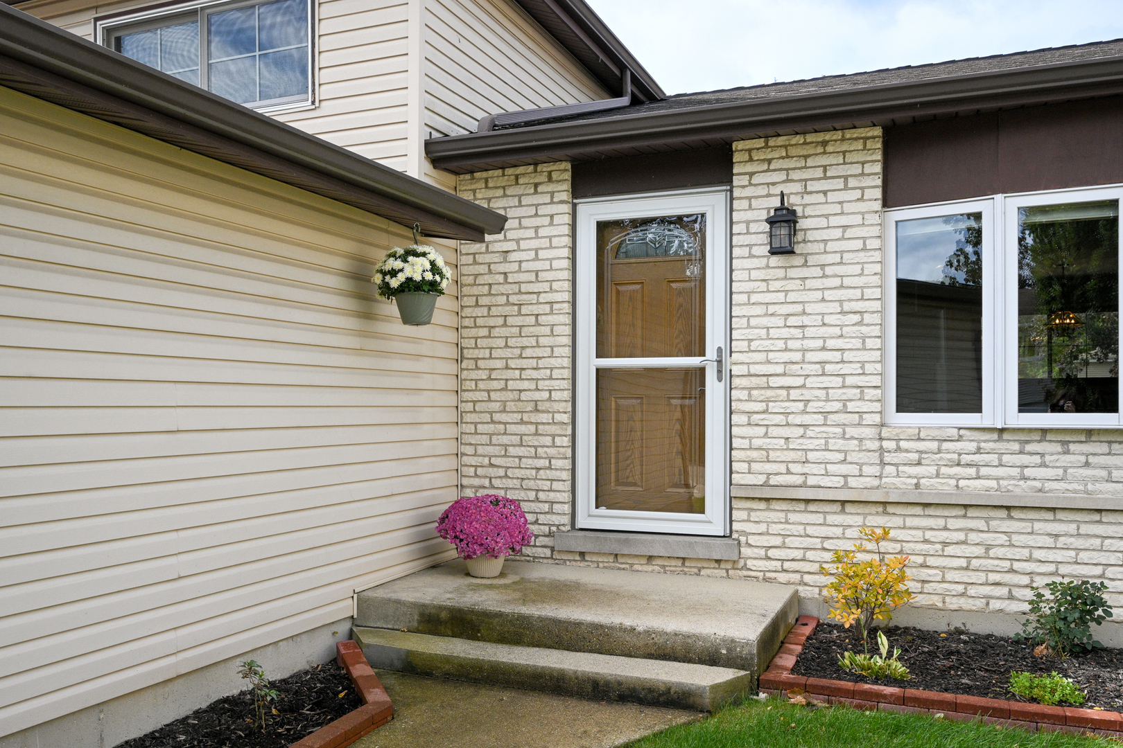 Property Photo:  74 N Kenilworth Avenue  IL 60137 